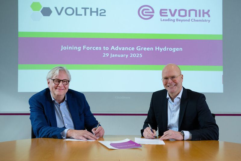 André Jurres (links) und Peter Metten (rechts) unterzeichnen den Vertrag zur Versorgung von Evonik mit grünem Wasserstoff. (Bild: Evonik)