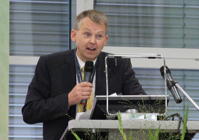 BIAS-Geschäftsführer Prof. Dr. Frank Vollertsen konnte etwa 100 Anwender und Laserexperten in Bremen begrüßen. (Bild: Michel)