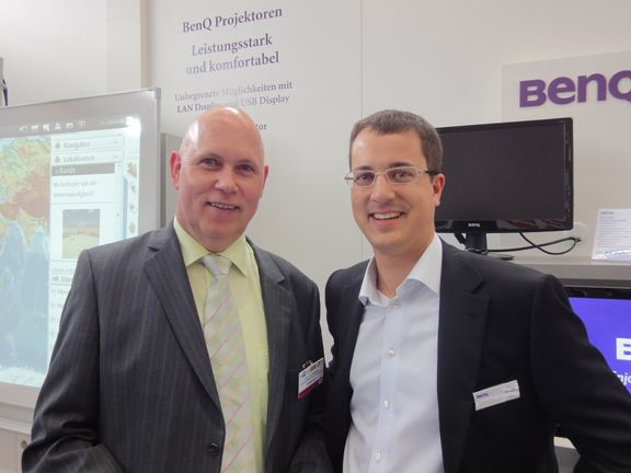 (v.l.) Horst Schönfelder, Ziemer EDV-Systeme, informiert sich bei Dominic Mein, BenQ, über die Education-Produkte. (Archiv: Vogel Business Media)
