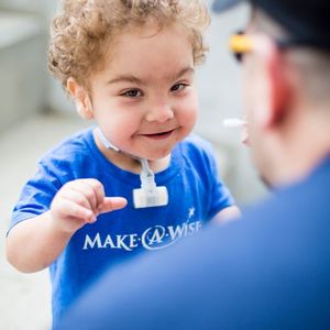 Kaiba war der erste Patient, dem der neuartige 3D-gedruckte Splint eingesetzt wurde. Dank der lebensrettenden OP geht Kaiba heute – wie andere Kinder seines Alters – in die Vorschule.