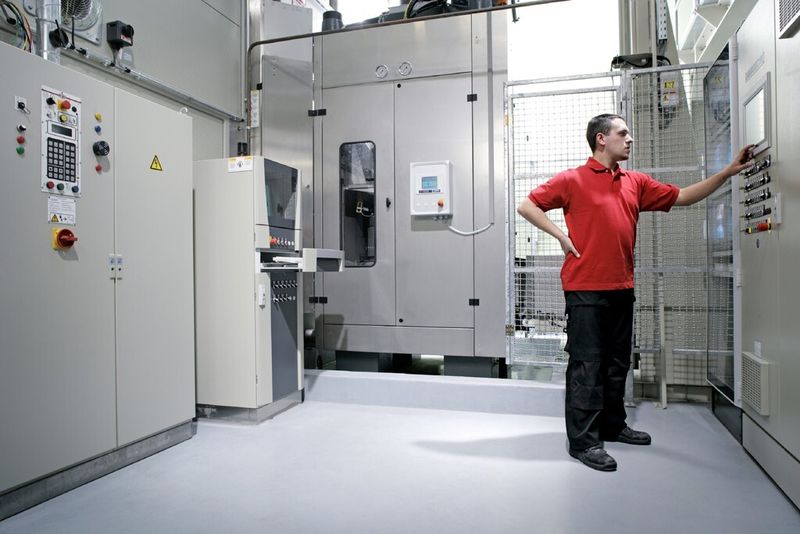 Mewa wäscht umweltschonend. Dafür sorgt eine Prozess- und Umwelttechnik, die kontinuierlich weiterentwickelt wird. Alle Anlagen in MEWA Putztuchbetrieben wie Waschstraßen, Trockner, Qualitätsprüfstrecken, Abwasseranlagen und für die thermische Wiederverwertung von Altöl sind Eigenentwicklungen. (Bild: Mewa)