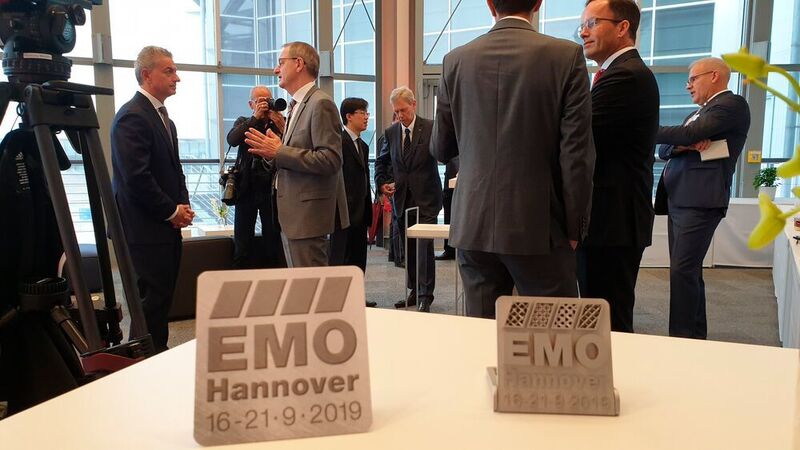 Auch im VIP-Room waren die Kacheln stets dabei. Hier Szenen kurz vor Beginn der Eröffnungsfeier der EMO Hannover.  (EMO Hannover/Stefan Schwaneck)