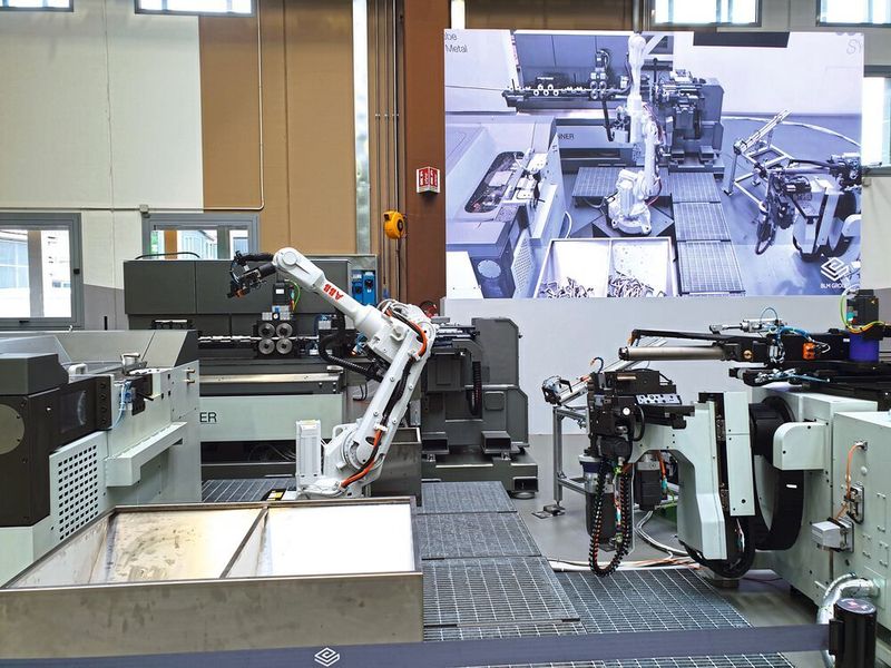 Auf einer Fertigungsinsel war bei der BLM-Hausmesse Intube zu sehen, wie ein Roboter und vier Maschinen Werkstücke für den Heizungsmarkt herstellen. (Itasse)