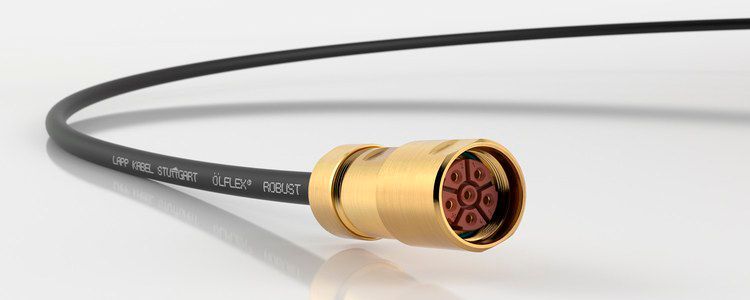 Einstecken, Gehäuse eine Vierteldrehung nach rechts, fertig: Rundstecksysteme mit Schnellverschluss erfreuen sich bei der Verkabelung von Servoantrieben wachsender Beliebtheit. Der Steckverbinder EPIC POWER LS1 mit dem EPIC TWIST Schnellanschlusssystem von Lapp lässt dem Anwender Wahlfreiheit. Der Schnellanschluss ist laut Hersteller besonders handlich, robust und kompatibel mit dem Marktstandard. Beide Steckerhälften sind sicher verriegelt – auch bei Vibrationen. Die EMV-Ausführung lässt elektromagnetische Impulse in Folge hoher Ströme nicht nach außen dringen. Den EPIC POWER LS1 mit Schnellanschluss gibt es in allen gängigen Polbildern und er ist ab Dezember 2018 weltweit ab Lager lieferbar.  Lapp auf der SPS IPC Drives 2018: Halle 2, Stand 310 (Bild: Lapp)