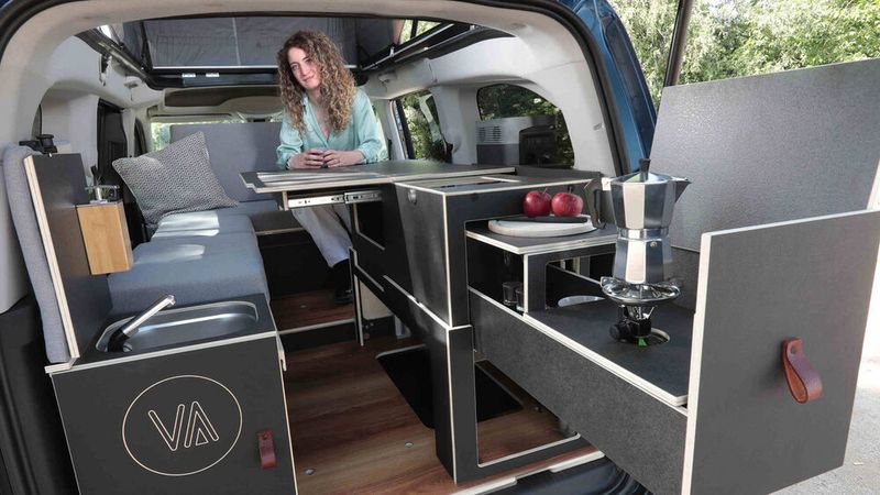 Der Innenausbau erlaubt eine flexible Nutzung. Ist das Wetter nicht allzu schlecht, kann ein Teil der Küche nach außen verlagert werden. (Bild: Vanderer)