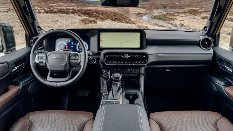 Im Cockpit geht es auf dem ersten Blick digital und modern zu. Dafür sorgen in erster Linie die virtuellen Anzeigen hinter dem Lenkrad und der große Bildschirm in der Mitte des Armaturenbretts. (Bild: Toyota)