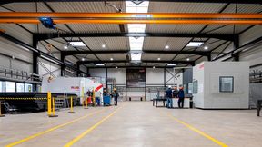 Kloeckner Metals Germany stellt sich im Verteidigungsbereich breiter auf. Dazu wurde jetzt ein neuer Standort für die Tochter Ambo Stahl in Köln-Hürth eröffnet – hier ein Blick hinein. Vor allem wird eine Laserschneidanlage mit satten 60 Kilowatt Leistung als Herzstück herausgestellt ... (Bild: Kloeckner Metals Germany)