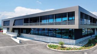 Mit einer sechsköpfigen Belegschaft bezog die junge Firma im Februar 1998 ihr erstes Gebäude in Hilzingen.  (Bild: inpotron Schaltnetzteile GmbH)