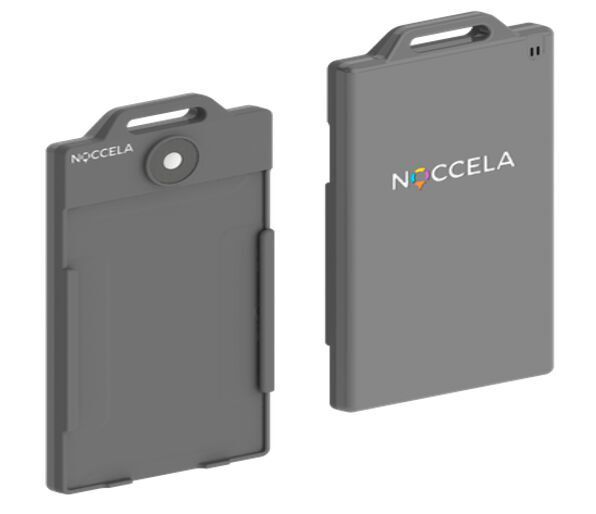 Die Badges von Noccela können wie ein smarter Dienstausweis getragen werden sollen das Einahlten vpn Abständen erleichtern. (Noccela Oy)