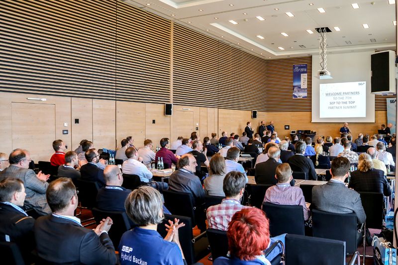 Gut gefüllter Saal bei der Begrüßung (Bild: SEP)