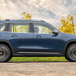 Das Fahrzeug ist 4,68 Meter lang und ragt somit bereits etwas über das Kompaktformat hinaus.(Bild:  Mercedes-Benz)