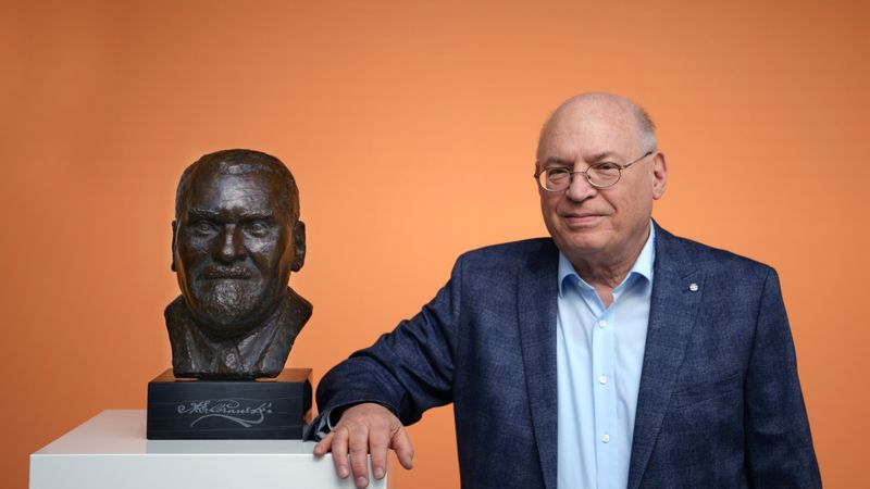 Ulrich Zahoransky neben der Büste seines Großvaters Anton Zahoransky, geboren in Elbekostelec (heute Tschechien), der das Unternehmen im Jahre 1902 in Todtnau gegründet und bis 1951 geführt hat.(Bild:  Zahoransky)