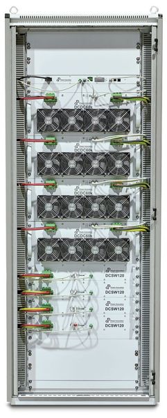 Bild 4: Smarte Energie – eine modular aufgebaute und intelligent verknüpfte Leistungselektronik, die auf engem Raum eine hohe Leistung aufweist, stellt die Energielieferung und -verteilung sicher.  (Bild: Phoenix Contact)