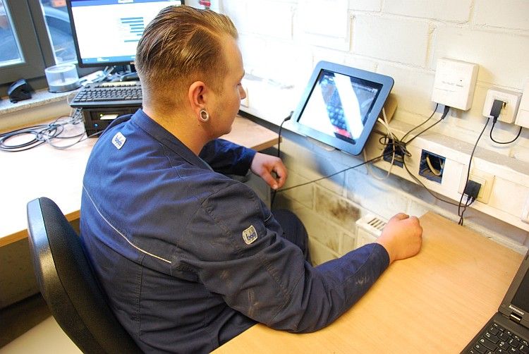 Der „gesprochene Auftrag“: Der Mechaniker spricht die erledigten Arbeiten in ein Touchpad... (Foto: Rosenow)