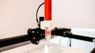Präzise und wiederholgenaue Dosierung kombiniert mit kompaktem, coolem Design. Der Bioprinting-Druckkopf der Marke Puredyne von Visco Tec erhielt den Red Dot Design Award.   (Bild: Visco Tec)