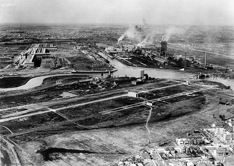 Rauchende Fabriken prägten die Gründerjahre von Ford. Die Fließbandfertigung geht auf den Firmengründer zurück. (Bild: Ford)