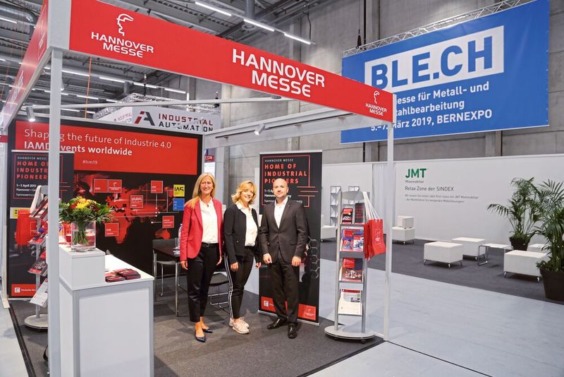 Une image d'archive : L'équipe de promotion de la Foire de Hanovre, qui selon son dernier slogan « Beter Late than Never » a été reporté en juillet pour finalement être annulé en 2020. Photo prise à Sindex, un salon qui reviendra du 22 au 24 septembre 2020 et aussi... BLECH réapparaitra l'an prochain du 25 au 27 mai 2021 à Bernexpo. (Source : JR Gonthier)