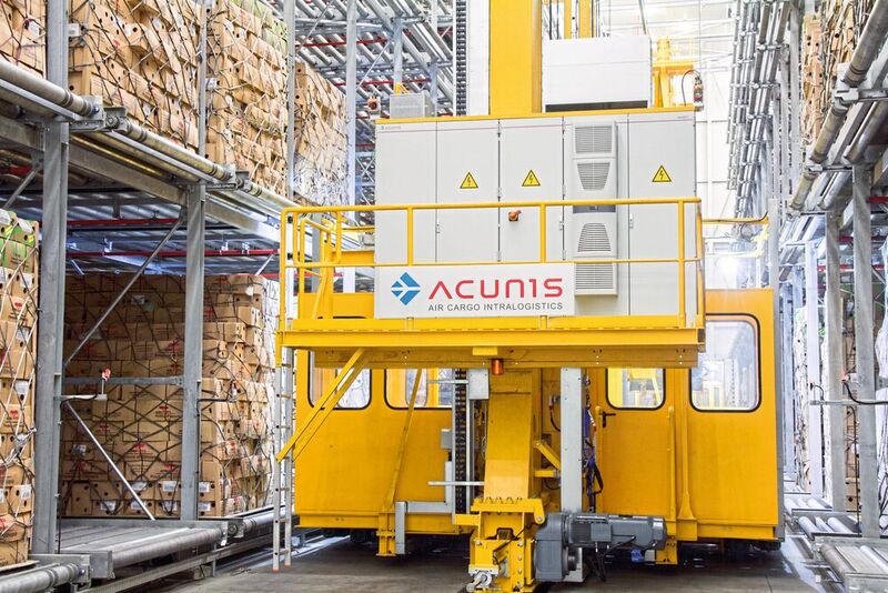Die Ein- und Auslagerung der bis zu 6,8 t schweren Alucontainer erfolgt durch vier automatische Regalbediengeräte der Firma Amova. (Bild: Unitechnik)