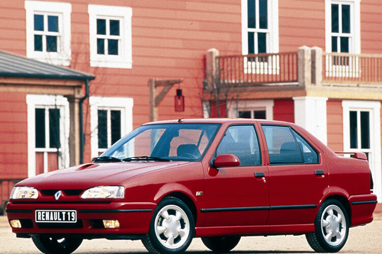 Noch bis zum Herbst produzierte Renault die Nummer 19 – dann trat der Mégane seine Nachfolge an. Das Cabriolet war noch bis zum Jahr 1997 lieferbar. Heute sind noch etwa fünf Prozent der in Deutschland verkauften Renault 19 beim Kraftfahrtbundesamt registriert. (Foto: Renault)