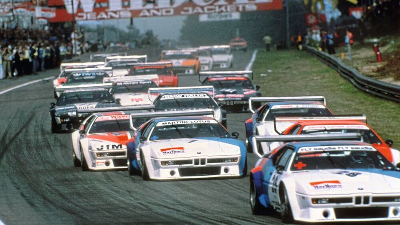 Die BMW-M1-Procar-Meisterschaft, auch Procar-Serie genannt, wurde mit BMW-M1-Procars in den Jahren 1979 und 1980 größtenteils im Rahmenprogramm von europäischen Formel-1-Rennen ausgetragen. In der Procar-Version beschleunigte der M1 in 4,5 Sekunden von 0 auf 100 km/h und erreichte knapp über 300 km/h. (Bild: BMW AG)