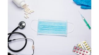 Der Gesundheitssektor verursacht allein in Deutschland pro Jahr fast fünf Millionen Tonnen Abfall, darunter laut Schätzungen 25 Prozent Kunststoffmüll. Aus diesem Müll hygienisch unbedenkliches Rezyklat herzustellen ist das Ziel eines von der Deutschen Bundesstiftung Umwelt geförderten Projekts des Schweriner Prüflabors Hyg Cen. (Bild: Yehor Milohrodskyi)