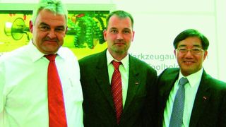 Setzen unisono auf den Standort Baden-Württemberg: Klaus-Michael Arnold (links), Geschäftsführer der YG1- Vertriebsgesellschaft Deutschland GmbH, Vertriebsleiter Markus Stuber und Ho-Keun Song, CEO der YG1 Co. Ltd. in Incheon/Korea. Bild: YG1-VG (Archiv: Vogel Business Media)