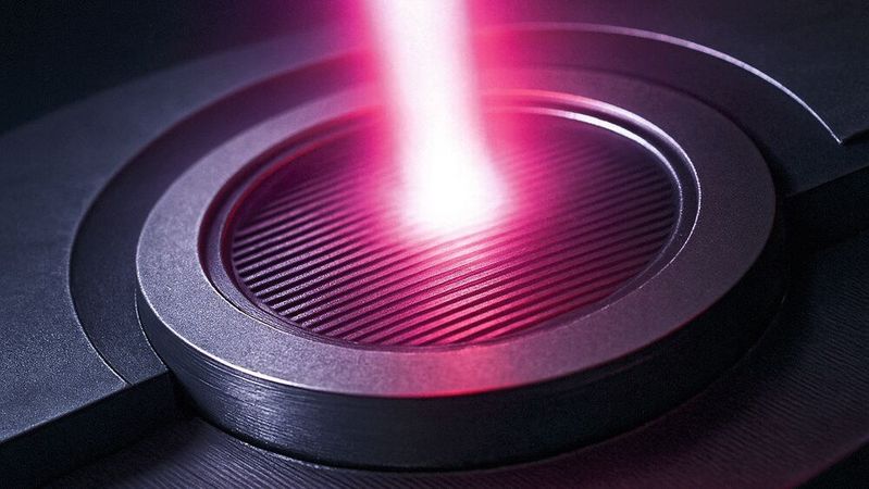 Schematic representation of a microlaser with a surface grating structured with nanometer precision. The compact semiconductor laser generates a directed beam of light with a beam profile that is precisely tailored to the respective application.(Image: AG Reitzenstein/TU Berlin)