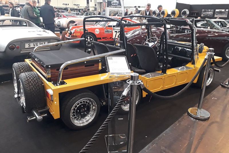 So ein Mini-Moke ist schon ein auffälliges Auto. Erst recht als Dreiachser! (Bild: Dominsky – VCG)