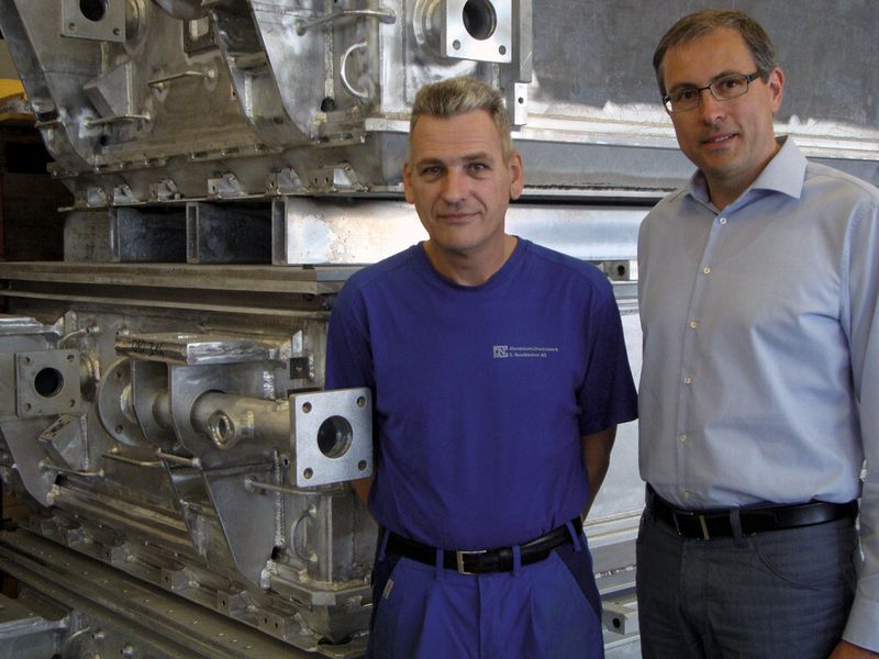 Daniel Erni (r.) und Martin Nussbaumer (l.), Schweissfachmann, vor Transformatorenkesseln. (Bild: Dorner)