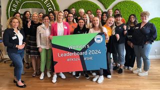 Der Grundstein für mehr Frauenpower im Kfz-Gewerbe ist gelegt. Rund 25 Frauen aus Autohäusern aus ganz Deutschland trafen sich dazu am Berliner ZDK-Standort.  (Bild: Pfaff – VCG)