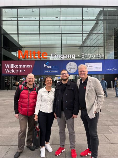 Die Messe kann für das Trend-Micro-Team beginnen: Udo Schneider, Sylvia Lösel (IT-BUSINESS), Tobias Grabitz und Richard Werner. (Bild: Vogel IT-Medien)