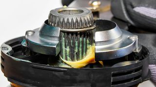 Jetzt hat es sich „ausgesträubt“: Mit der neuen Spezialzange gelingt es mühelos, den Schnappring zusammenzudrücken. (Hazet)