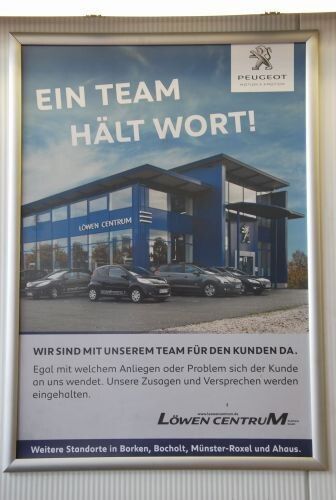 Dafür sorgen unter anderem der Leitspruch des Autohauses und... (Foto: Wenz)