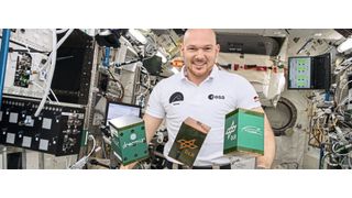 Der deutsche ESA-Astronaut Alexander Gerst mit den Experimentboxen. (NASA)
