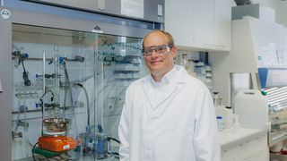 Prof. Dr. Jan von Langermann steht im Labor am Institut für Chemie der Uni Magdeburg.  (Bild: Jana Dünnhaupt/ Uni Magdeburg)