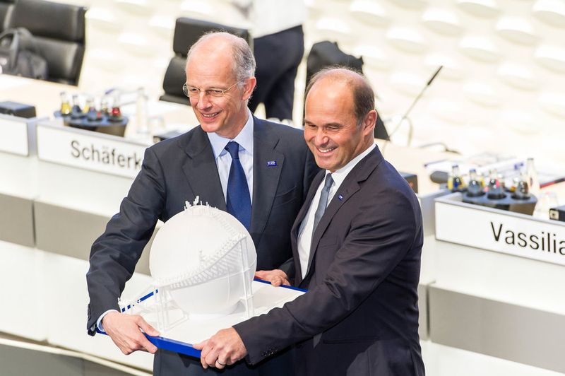 Dr. Kurt Bock, the previous Chairman of the Board of Executive Directors, presented his successor with a 3D-printed model of a symbolic scene from BASF’s headquarters in Ludwigshafen. (BASF)