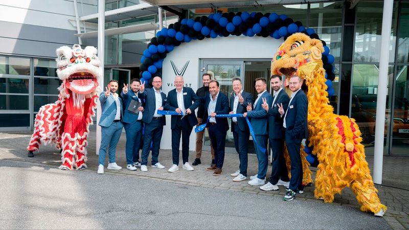 Standort-Leiter Frank Leclaire (4. v. l.) und sein Team starten offiziell mit dem Betrieb von Vinfast Oberhausen. (Bild: Faruk Emekci)