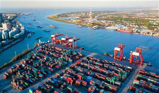 Kommt das Ende der Materialengpässe? Blick auf den Hafen von Shanghai. Hier wird es demnächst wieder voll zur Sache gehen können, denn der Lockdown ist weitgehend aufgehoben, wie Chinas Regierung gestern informierte. Hier ein kleiner Lagebericht.(Bild:  Wu kung ze)