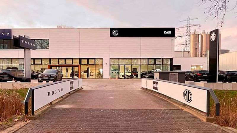 In ihrer Filiale in Hamburg-Harburg vertreibt die Krüll-Gruppe die beiden Marken Volvo und MG.(Bild:  Krüll-Gruppe)