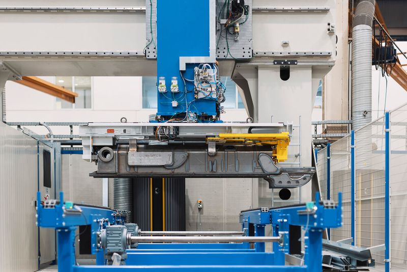 Die Ausförderung der Fertigteile erfolgt über ein eigenes Handlingsportal, das mit einem speziellen Universalgreifer ausgestattet ist. (Bild: Liebherr)