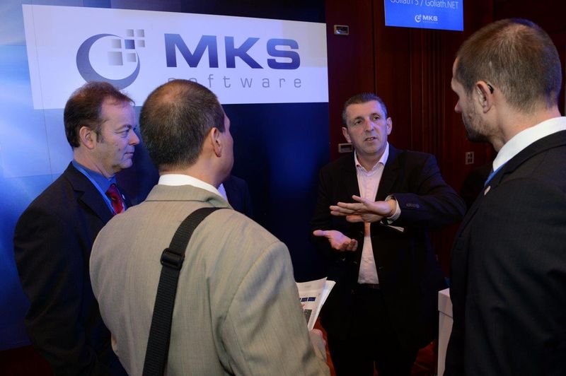 So geht's: Rainer Kempf (2. v. r.) mit Besuchern (MKS)