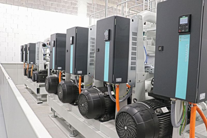 Im Vordergrund sind die fünf Knoll-Prozesspumpen der Anlage für wässrige Lösung zu sehen. Ganz nach Bedarf pumpen sie das gereinigte Medium zurück zu den Maschinen. Im Hintergrund befinden sich die drei etwas kleineren Filterpumpen, die allesamt frequenzgesteuert betrieben werden. (Bild: Knoll)