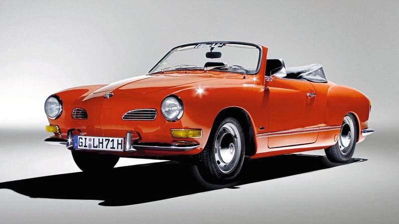 Die komplette Technik vom Käfer und das Karosseriekleid mitgestaltet von der Carrozzeria Ghia in Italien. Gebaut wurde der schicke Wagen namens Karmann Ghia  (Typ 14) überwiegend bei Karmann in Osnabrück. Insgesamt 443.466 Wagen entstanden zwischen 1955 und 1974, davon 362.585 Coupés und 80.881 Cabriolets. (Bild: Volkswagen AG)