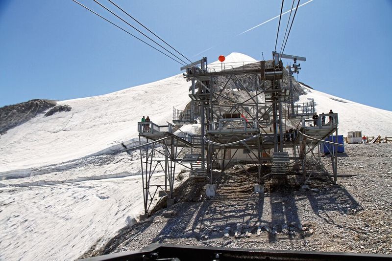 Anfahrt auf die mitten im Gletschergebiet der Grande Motte gelegene Bergstation. (Nord Drivesystems)