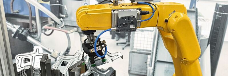 Mithilfe des Leichtbaugreifers SLG von Schmalz entnimmt der Roboter die gestanzten Bleche zuverlässig einzeln vom Stapel. 