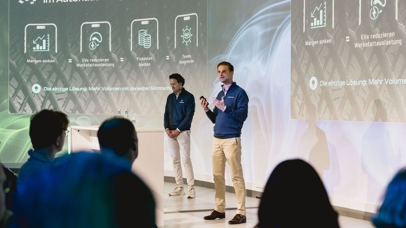 Marten Bekkers (re.), Geschäftsführer von Novaco AI, und Berend Hoitink, Uname it, gaben Beispiele dafür, wie KI-Assistenten Remarketing-Teams entlasten und den Bestand schneller drehen. (Bild: Stefan Bausewein)