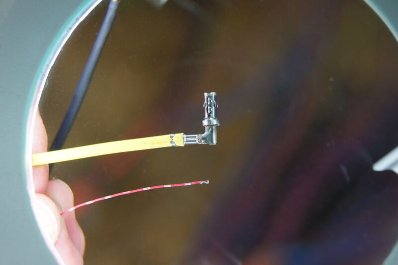 Selbst unter der Lupe nicht immer leicht erkennbar: Die filigranen Crimpverbindungen an Kabeln und Litzen. (Bild: Inos)