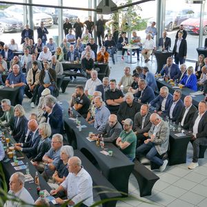 Der Einladung zum Wahlkampfauftakt im Autohaus Peter waren viele Gäste gefolgt. (Bild:  Doreen Depping)