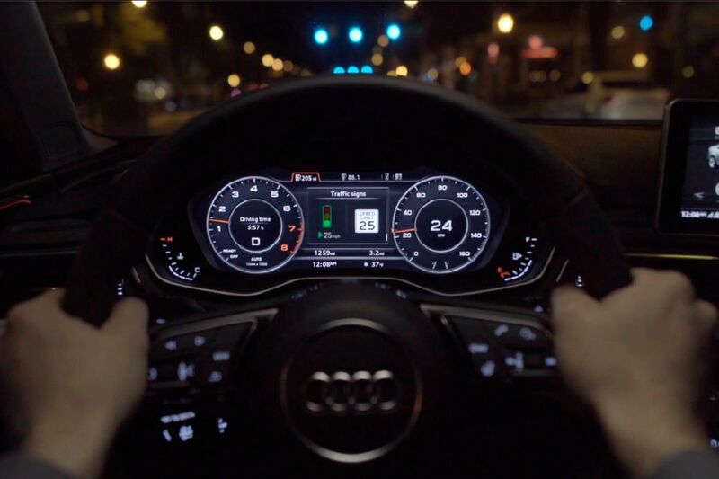 In einer weiteren Ausbaustufe des Systems erhält der Fahrer einen Hinweis auf die Geschwindigkeit, mit der sich die nächste Ampel bei „Grün“ erreichen lässt. (Audi)