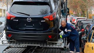 Beim Autovertrieb gibt es in der Corona-Krise weiter Grauzonen. Der Kfz-Landesverband Sachsen rät Händlern, diese zu nutzen. (Grimm/»kfz-betrieb«)